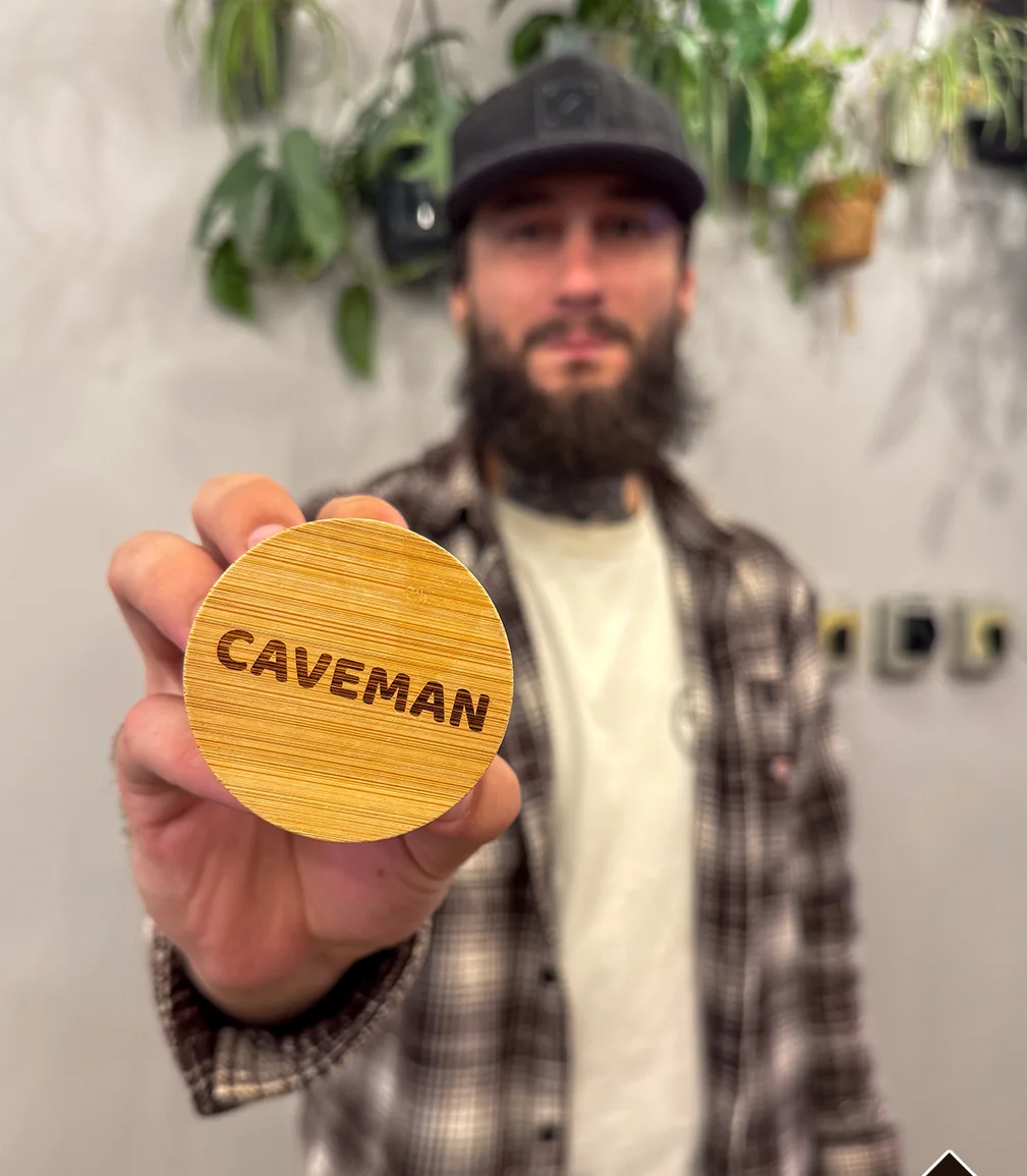 Caveman: barber s produktem značky
