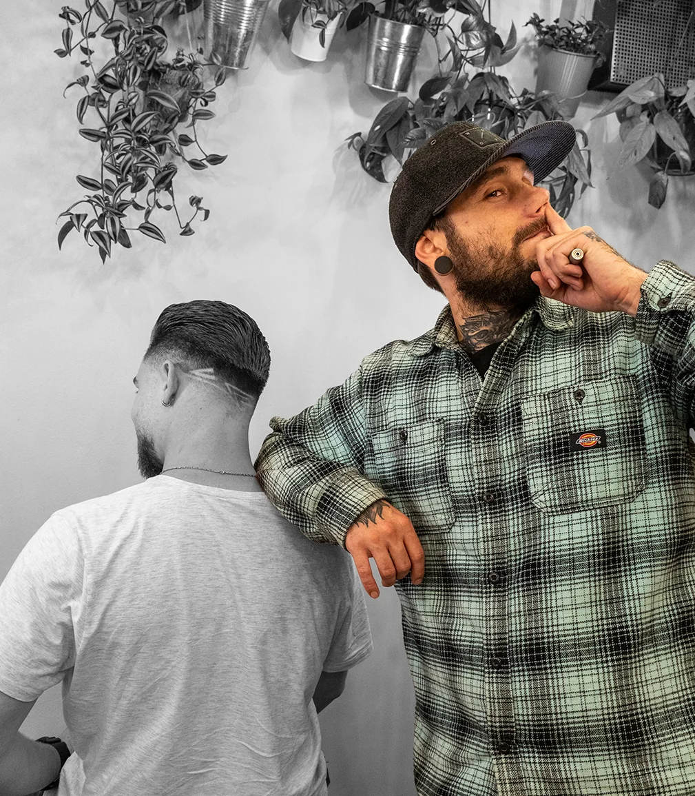 Caveman: barber při práci