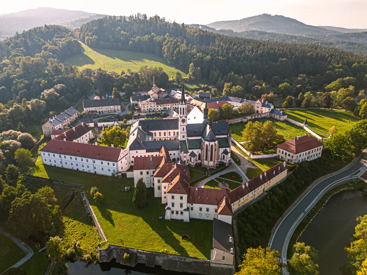 Letecký pohled na krajinu a architekturu